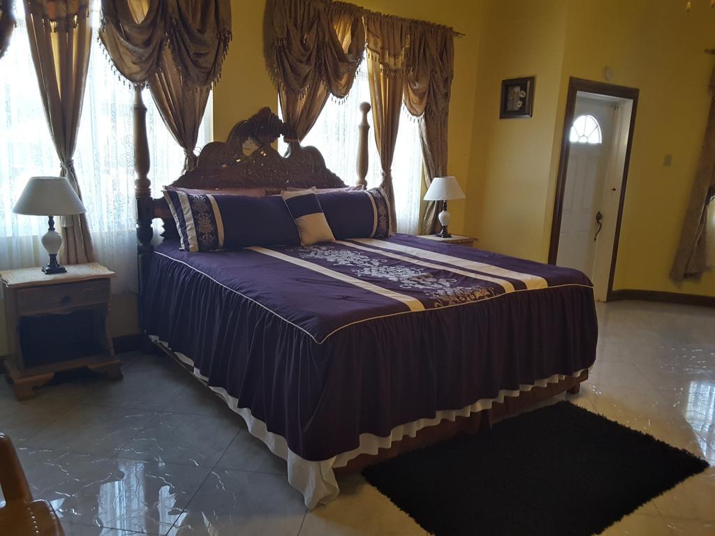 Cazwin Villas Montego Bay Rum bild
