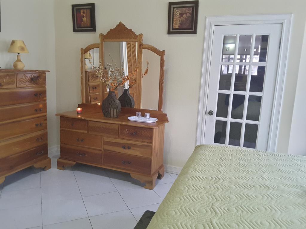 Cazwin Villas Montego Bay Rum bild