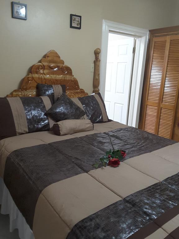 Cazwin Villas Montego Bay Rum bild